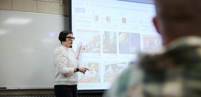 Dr. 梅勒妮·麦克诺顿(梅勒妮McNaughton)在上课时指着投影仪屏幕上的图像